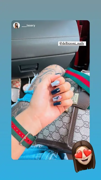 Story de cliente mostrando unhas decoradas marcando @delbizoni_nails