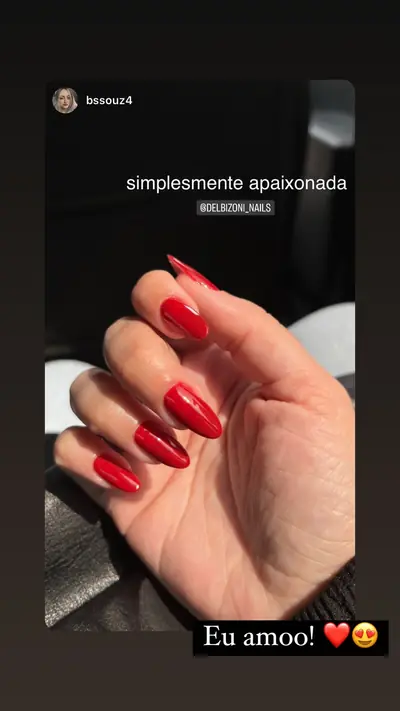 Story de cliente com unhas vermelhas: simplesmente apaixonada