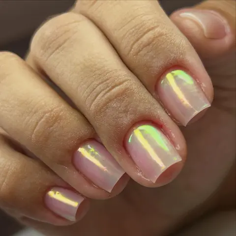 Unhas curtas com efeito cromado furta-cor