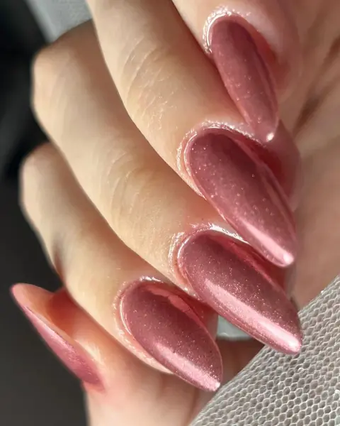 Unhas almond rosé com efeito metálico