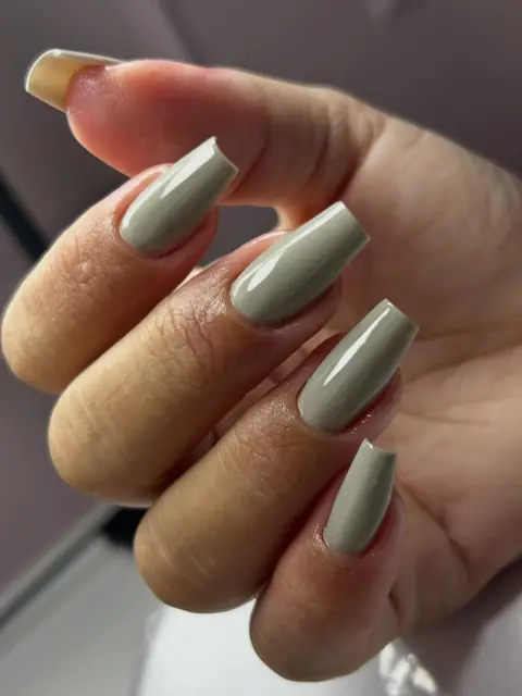 Unhas quadradas verde-oliva